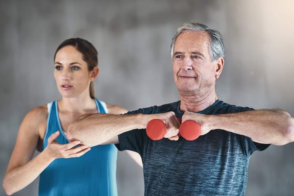 Stratégies efficaces pour gérer la perte de masse musculaire chez les seniors